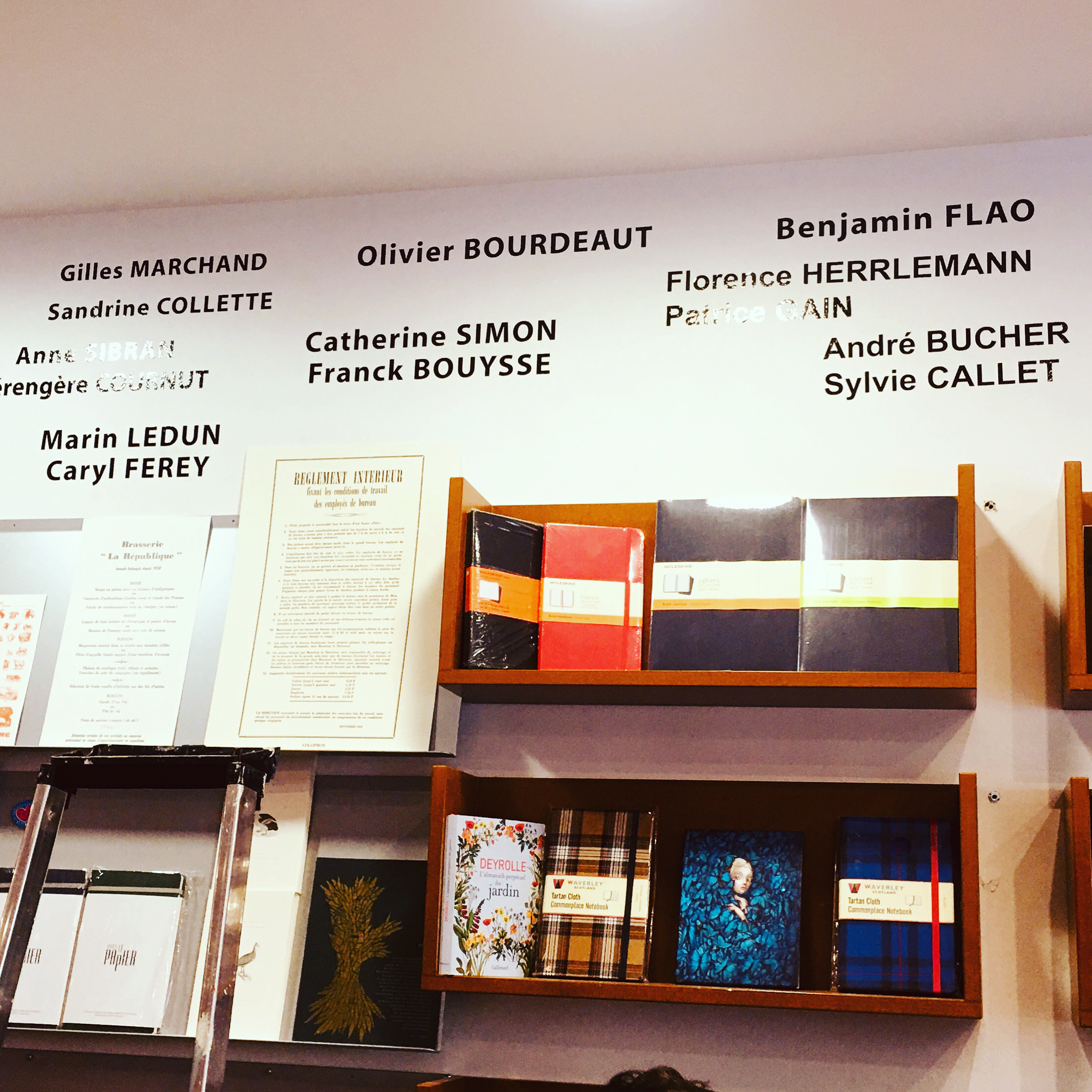 Librairie des Marais Villefranche panneau mural écrivains écrivaines lecture livres romans